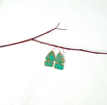 Pendientes hechos a mano con gota de cobre martillado reciclado con pátina acuática
