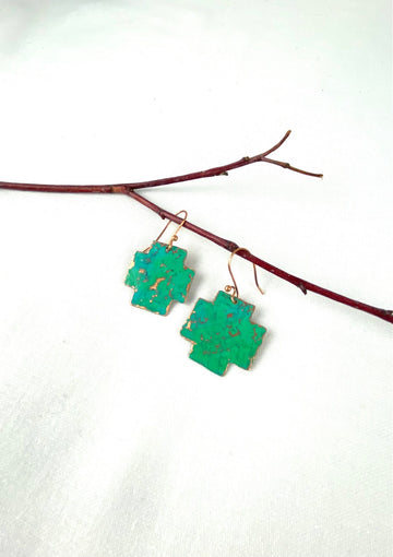 Pendientes de moda colgantes de cobre reciclado martillados con cruz cuadrada Aqua hechos a mano