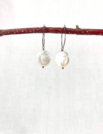 White coin pearl on silver patina wire hoop