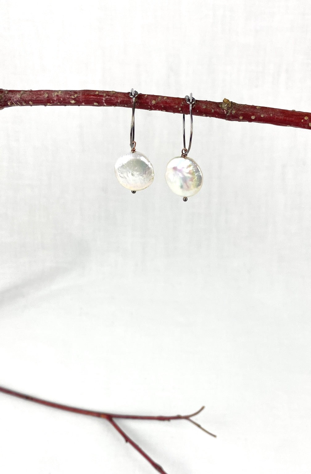 White coin pearl on silver patina wire hoop