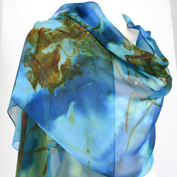 Bufanda/chal de arte de fibra de gasa de seda teñida a mano de color azul brillante