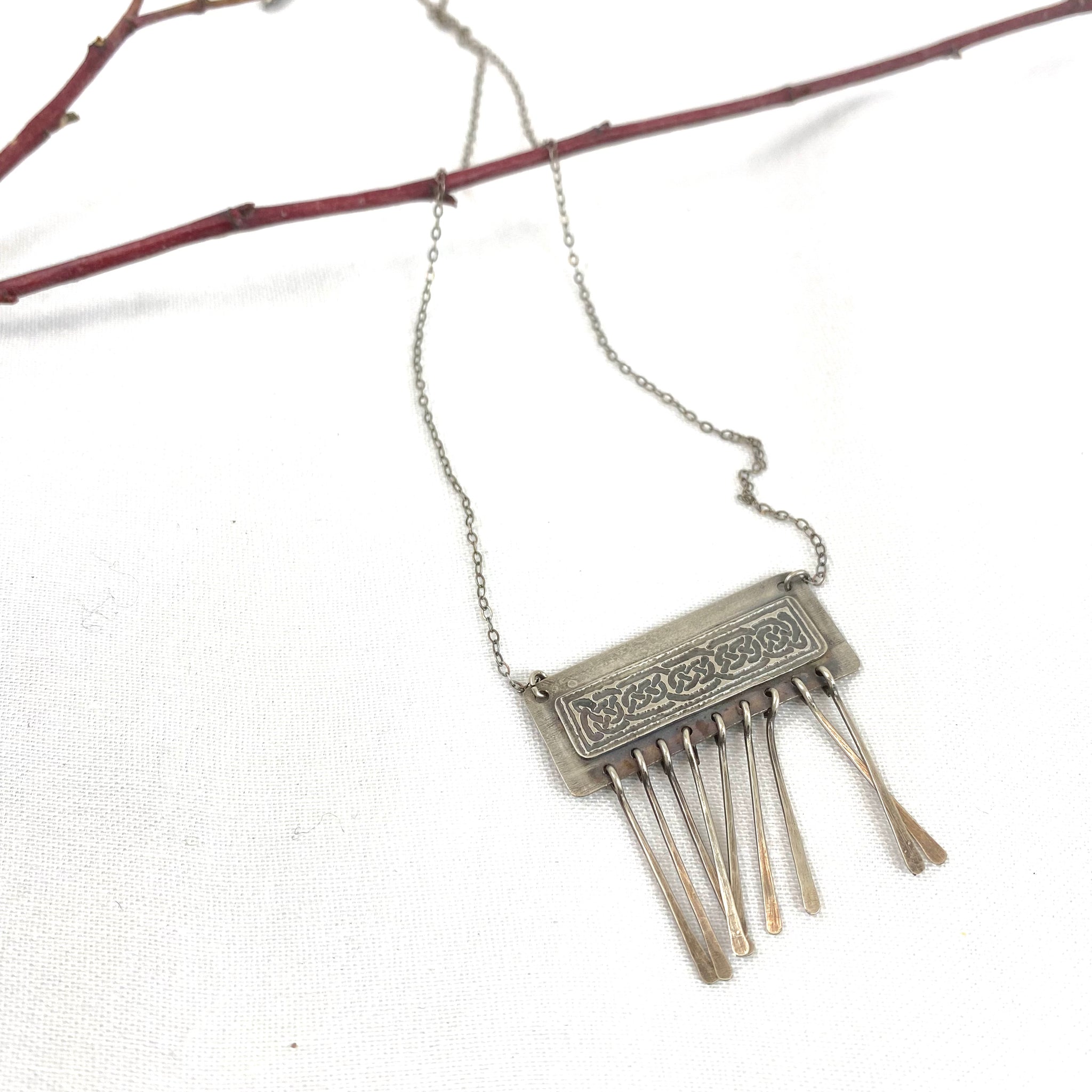 Collar de joyería de moda con diseño celta grabado a mano elegante en plata con paletas plateadas