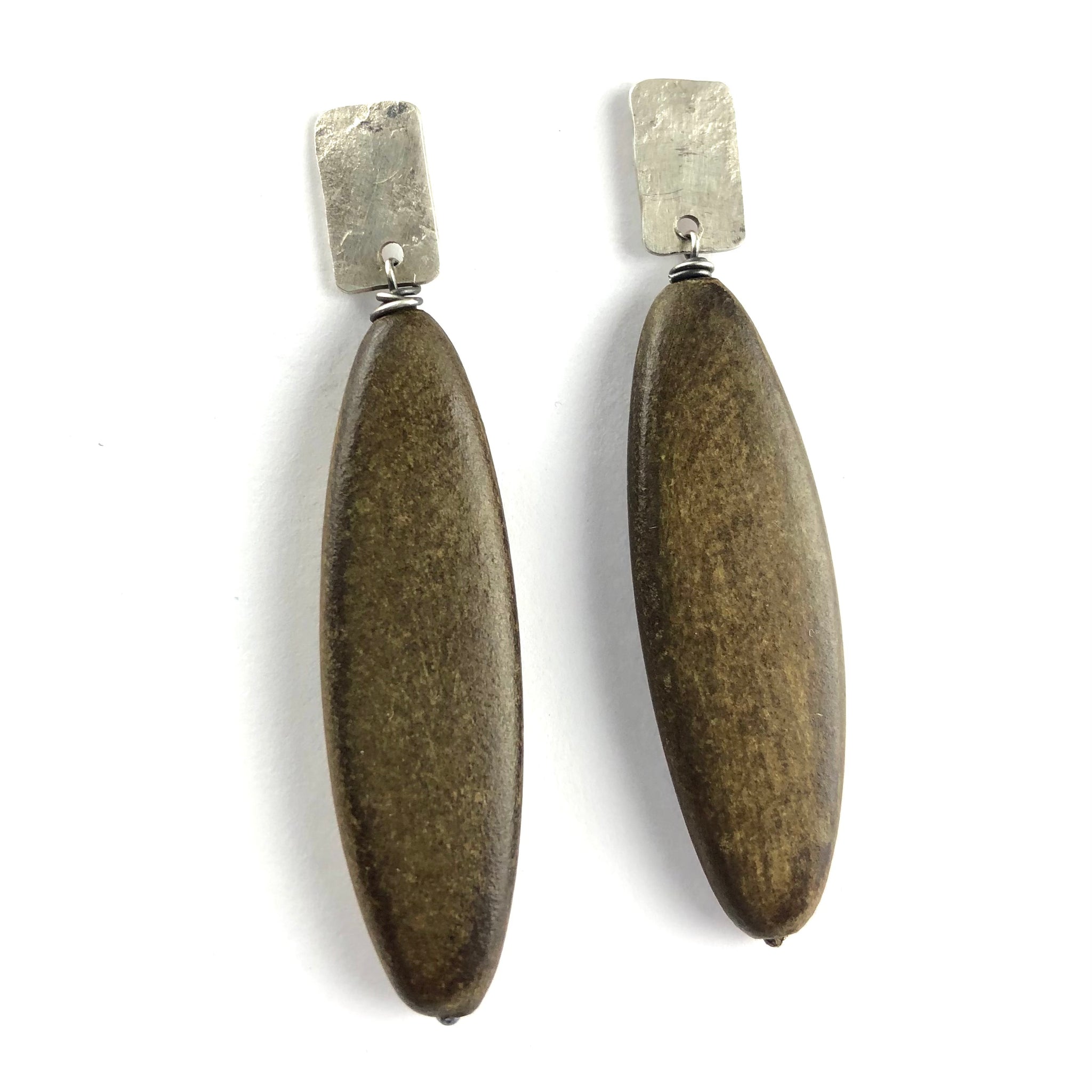 Cuerno de búfalo hecho a mano con rectángulo de plata de ley martillado y joyería de pendientes post moda